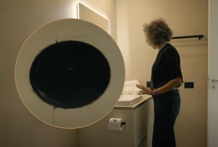 Donna al lavandino e scarico