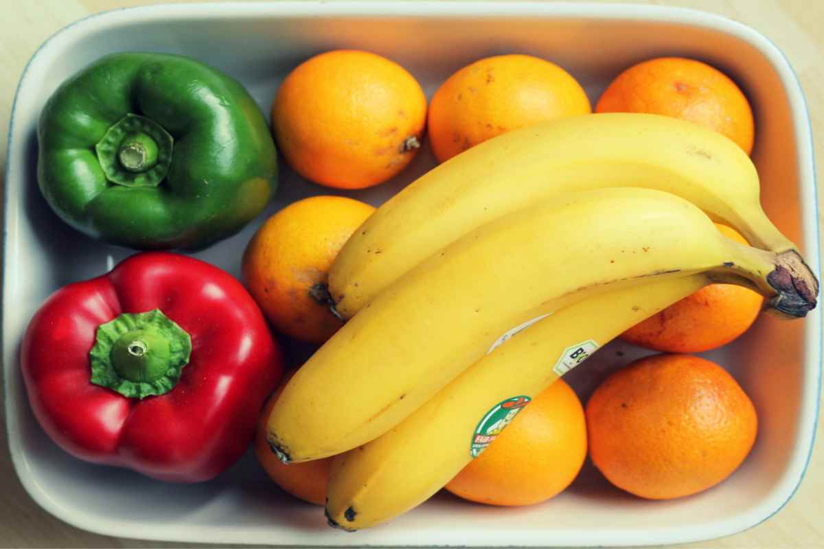 Frutta e verdura in una vaschetta