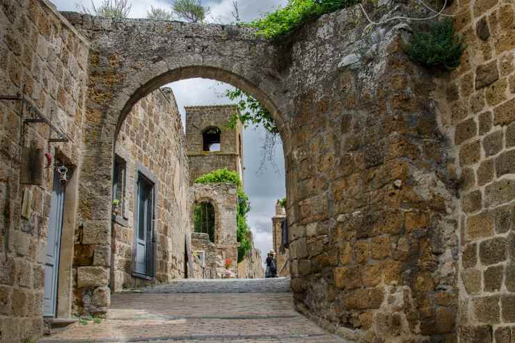 Arco del borgo fantasma di Celleno