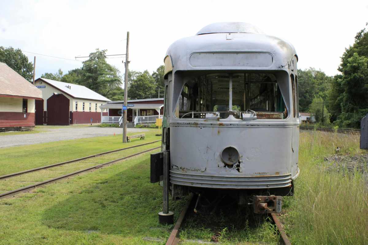 Vagone in una ferrovia abbandonata 
