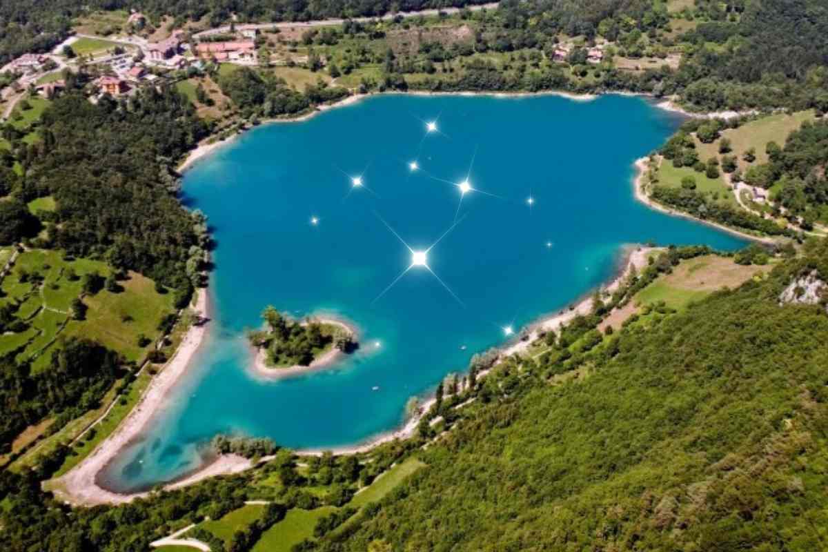 Lago con stelline