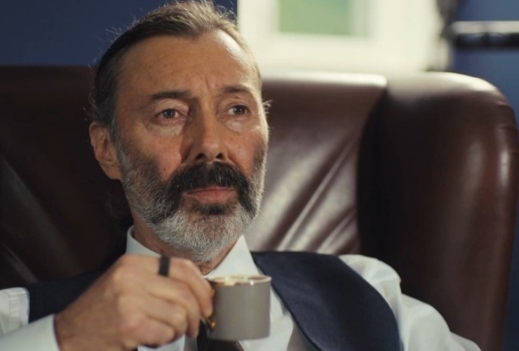 Nezir prende il caffè
