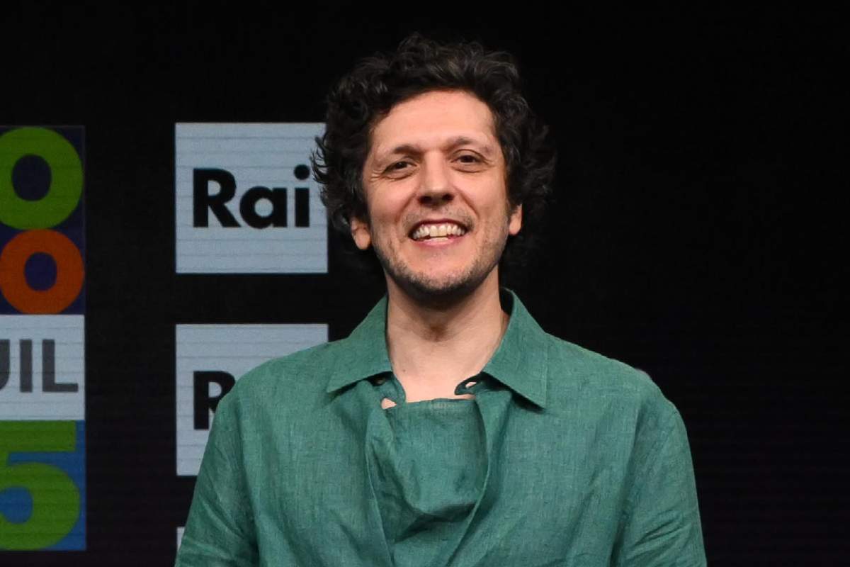Ermal Meta sorridente