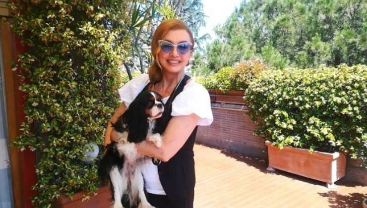 Milly Carlucci e cane sul terrazzo
