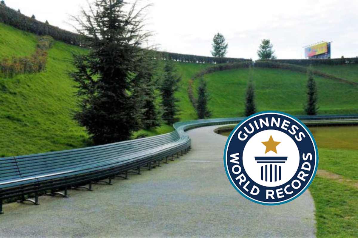La panchina da record del parco milanese e, in evidenza, il simbolo del Guinnes World Record