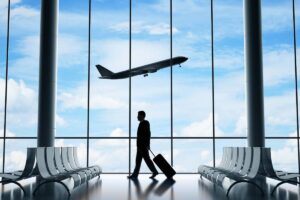 uomo in aeroporto