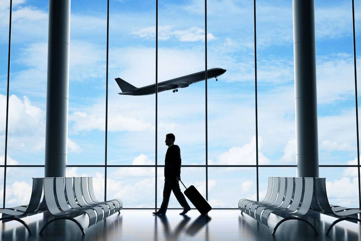 uomo in aeroporto