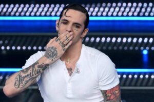 Achille Lauro manda un bacio al pubblico
