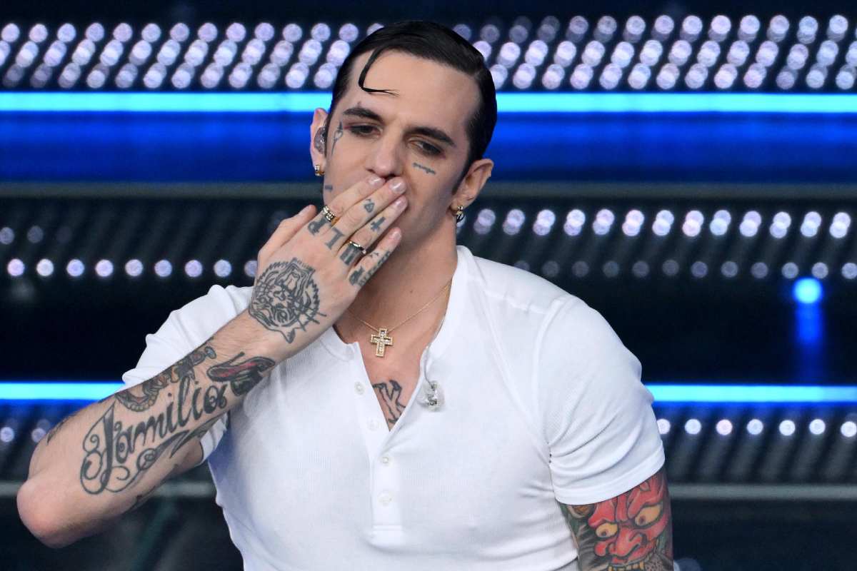 Achille Lauro manda un bacio al pubblico
