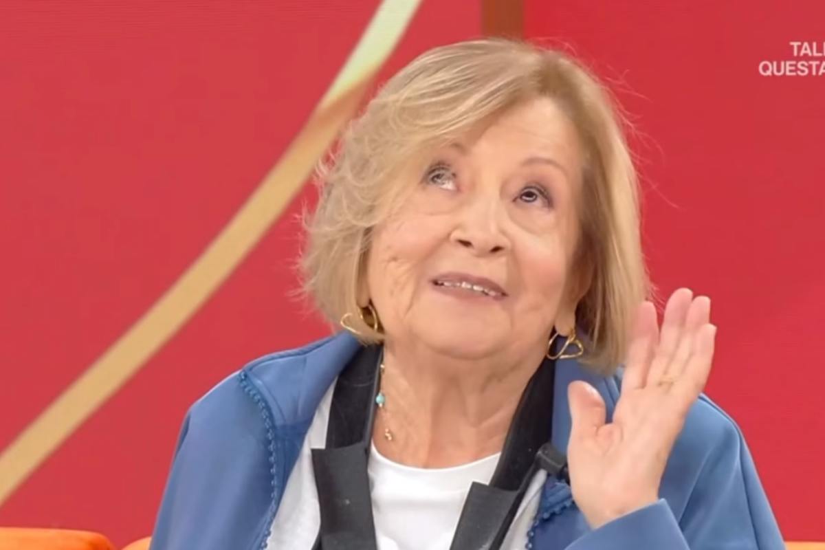 Anna Moroni che guarda verso l'alto con mano alzata
