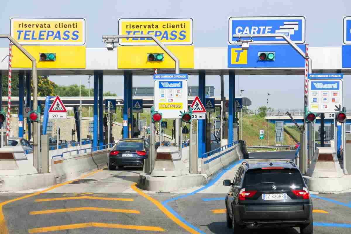 Automobili in fila al casello per il pedaggio