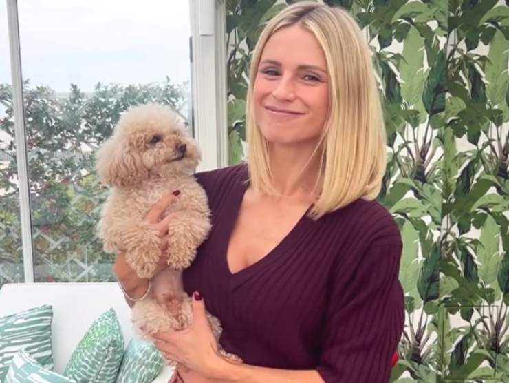 Michelle Hunziker sul terrazzo con il cane Leone