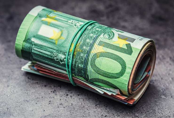 banconote euro arrotolate