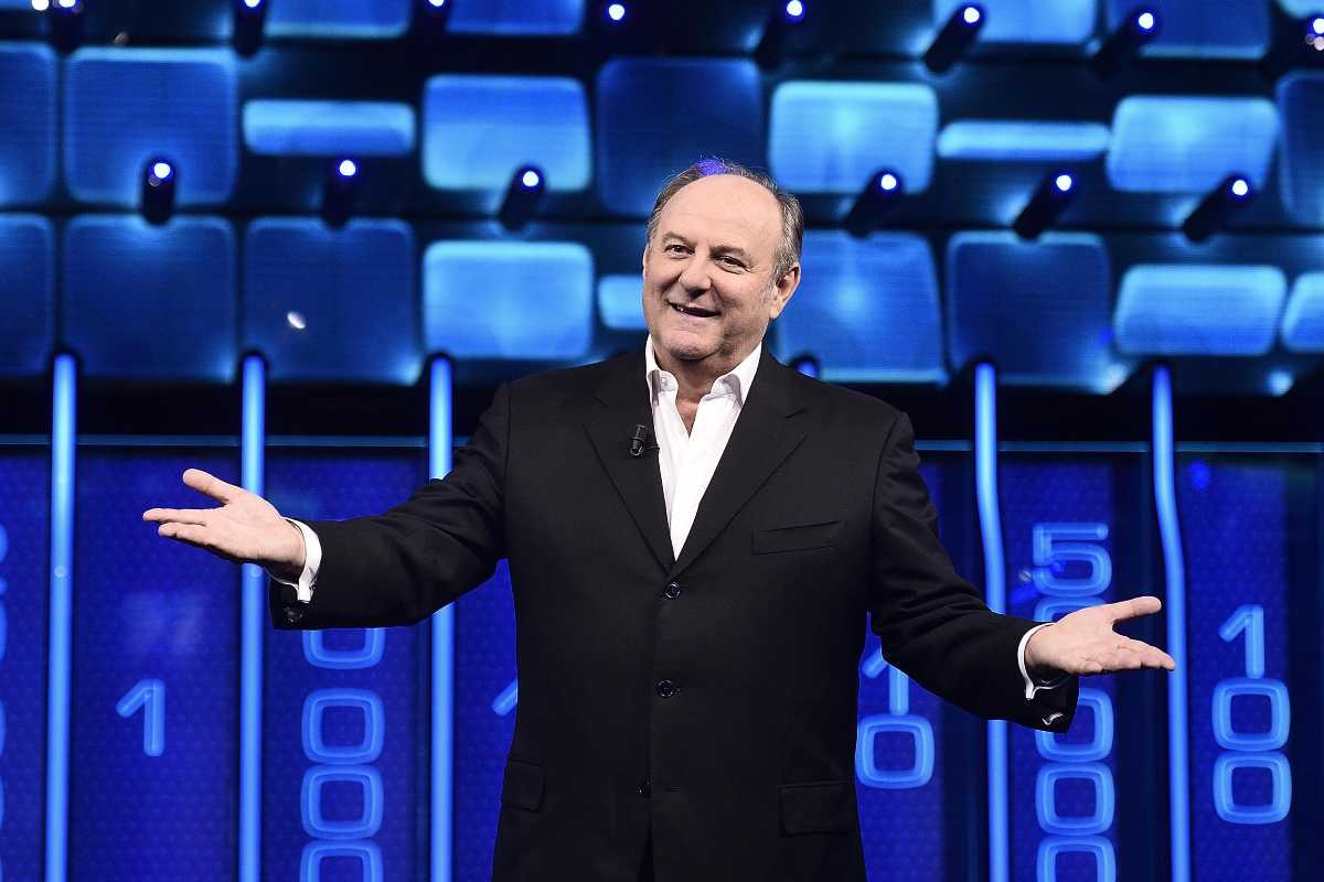 Gerry Scotti con braccia allargate