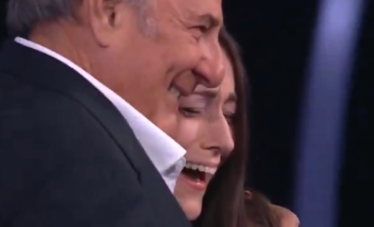 Gerry Scotti che abbraccia la concorrente