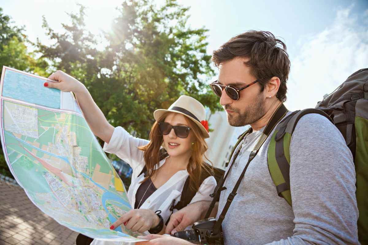 turisti che guardano mappa della città
