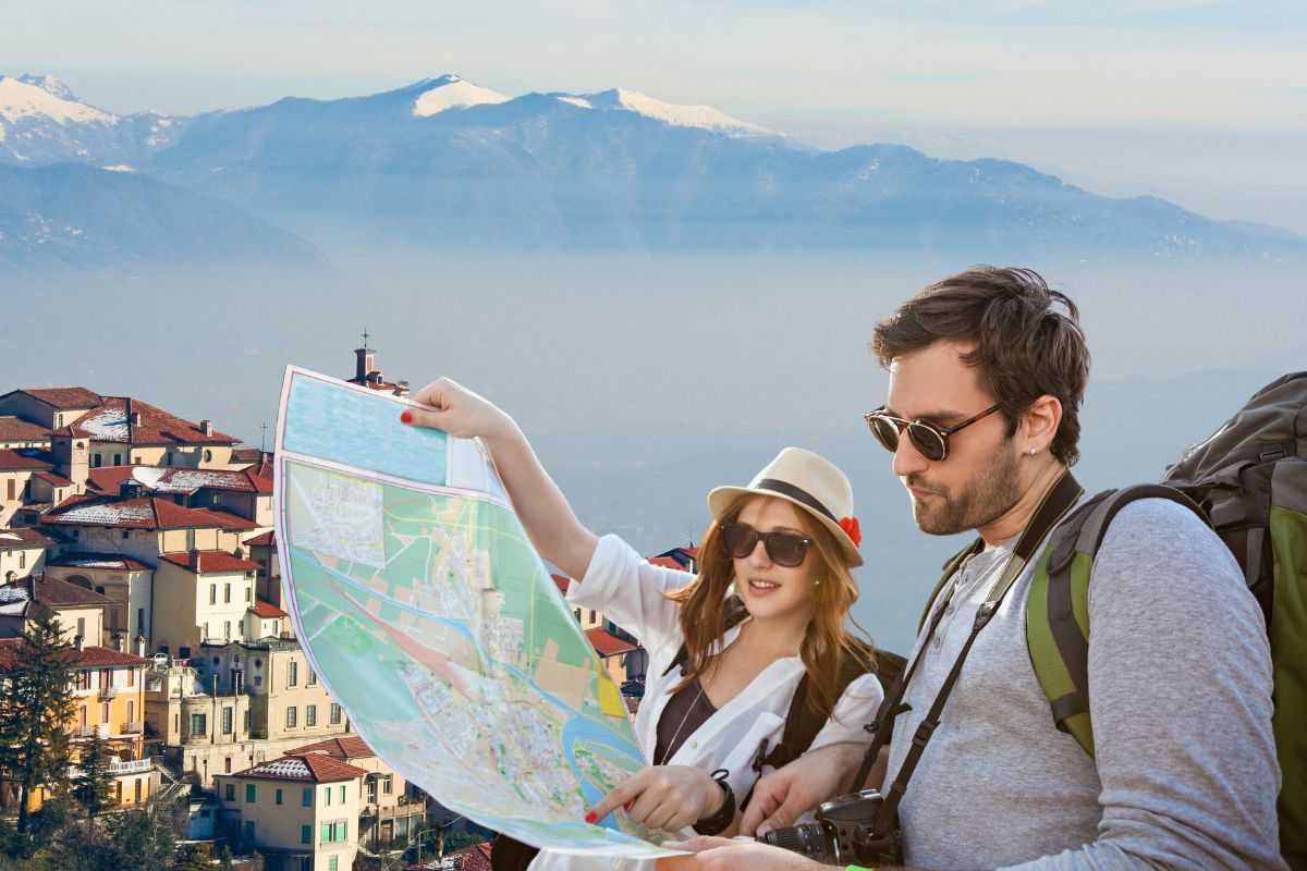 veduta di varese e coppia di ragazzi turisti