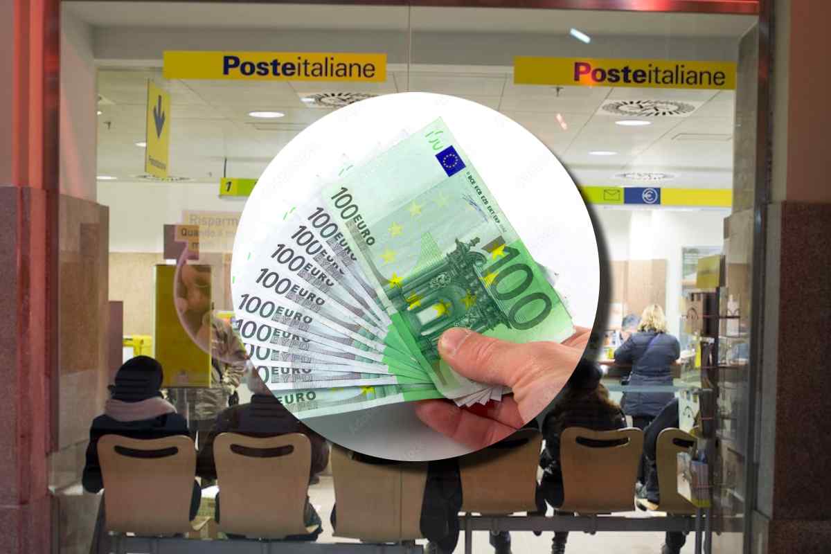 Persone in attesa in un ufficio postale e, in evidenza, una mano con banconote da 100 euro