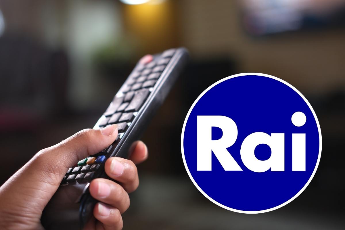 telecomando in mano e logo rai