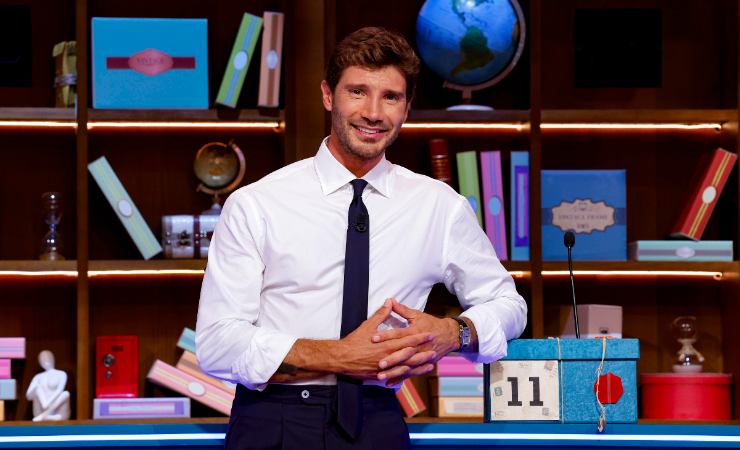 Stefano De Martino sorridente ad Affari Tuoi
