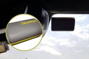 Posizionamento del telepass in auto e in evidenza il dispositivo con marchio giallo