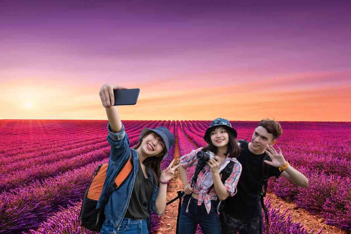 tramonto viola e gruppo di amici che si fa selfie
