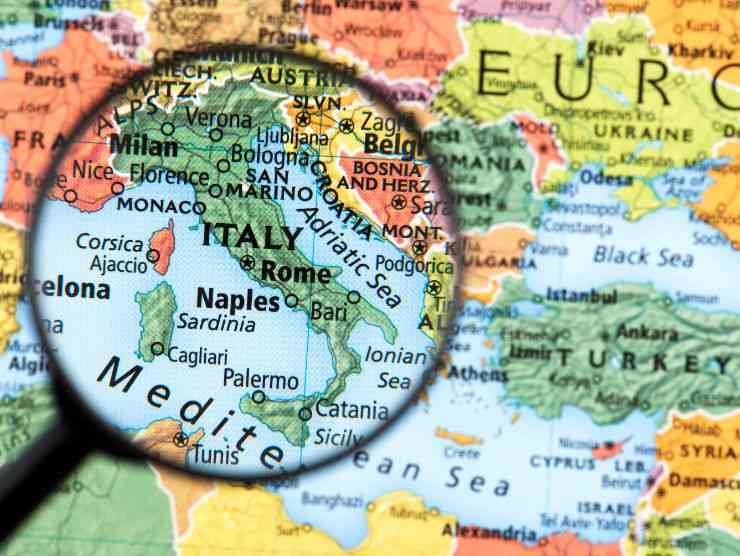 cartina geografica con lente di ingrandimento sull'italia 