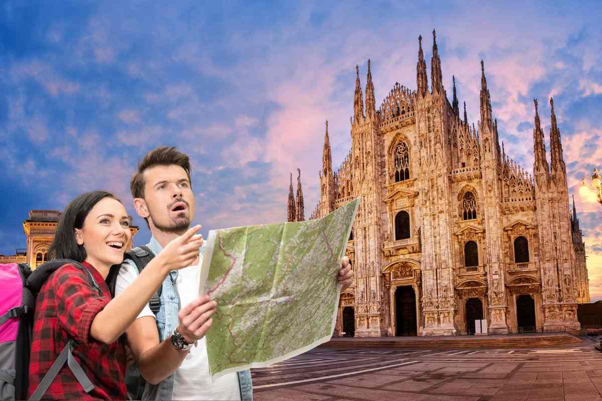 turisti davanti al duomo di Milano
