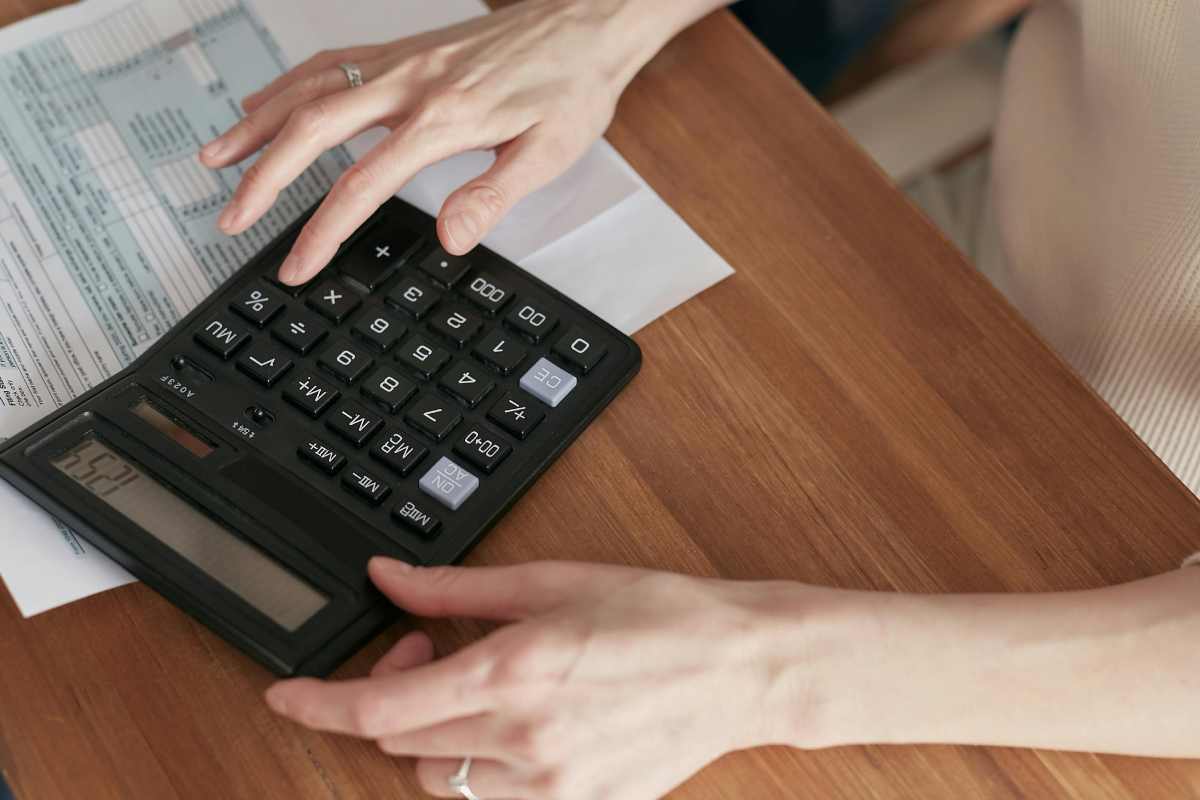 Una donna che usa calcolatrice 