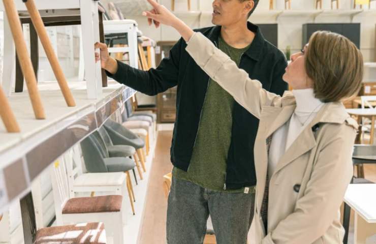 persone scelgono l'arredamento 