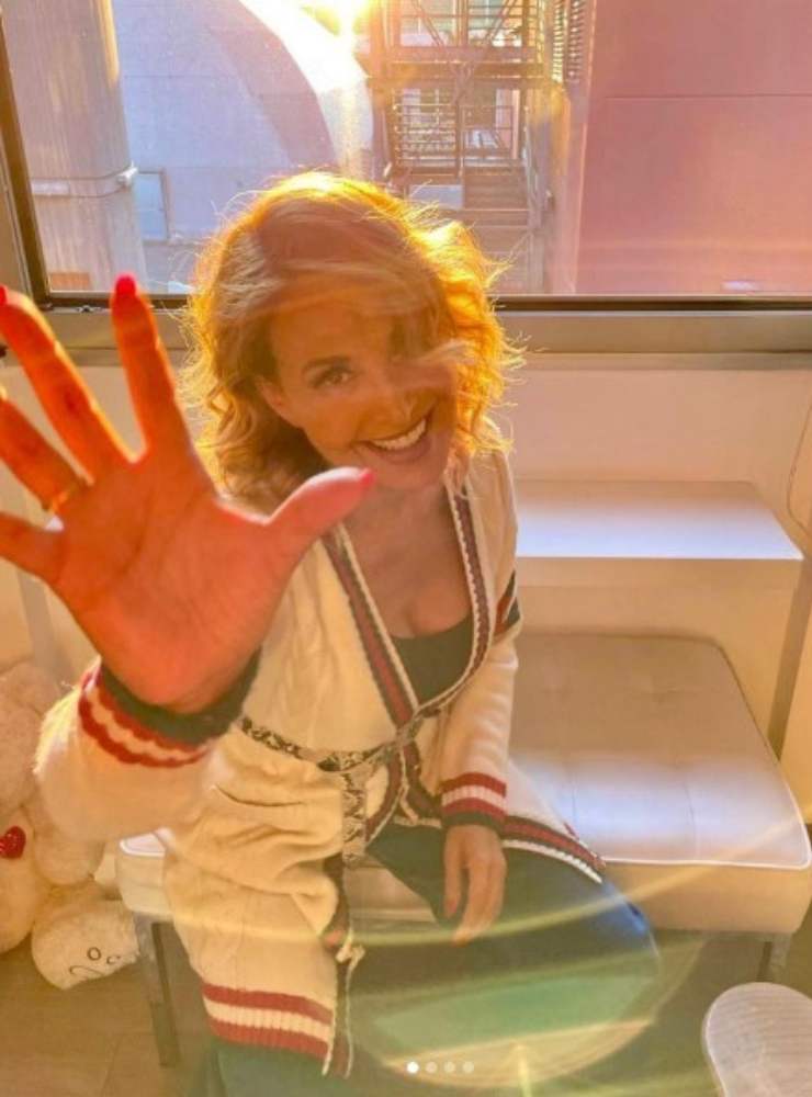 Barbara D'Urso felice con mano davanti