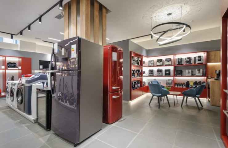 Negozio allestito con elettrodomestici
