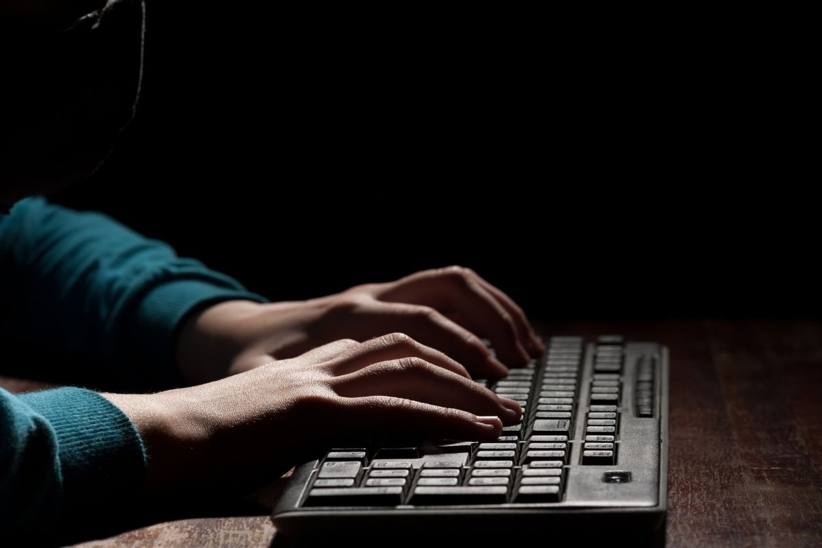 Hacker usa computer