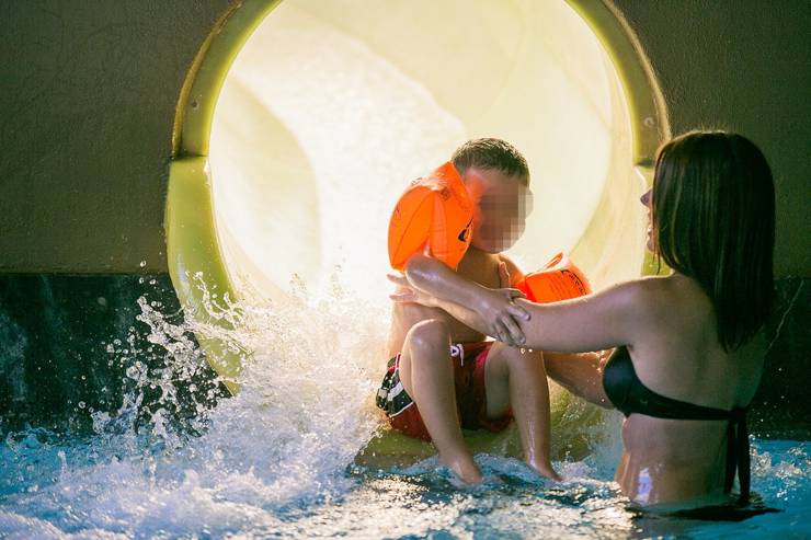 Bambino che scende dallo scivolo a Bormio terme