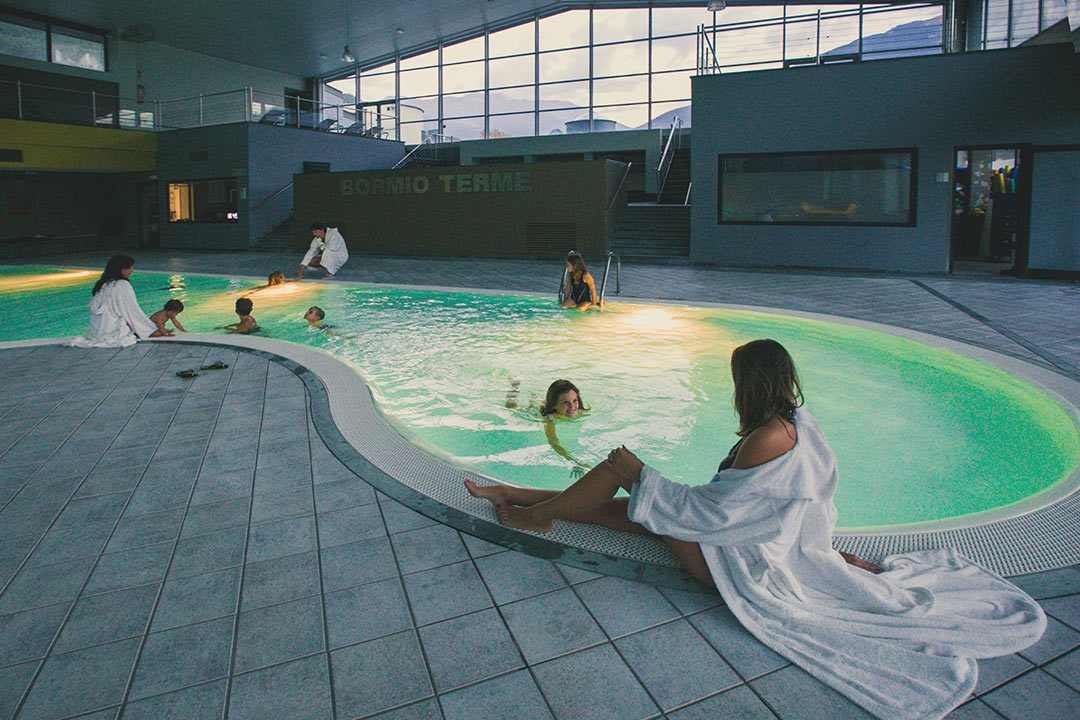 Bormio terme piscina interna con famiglie