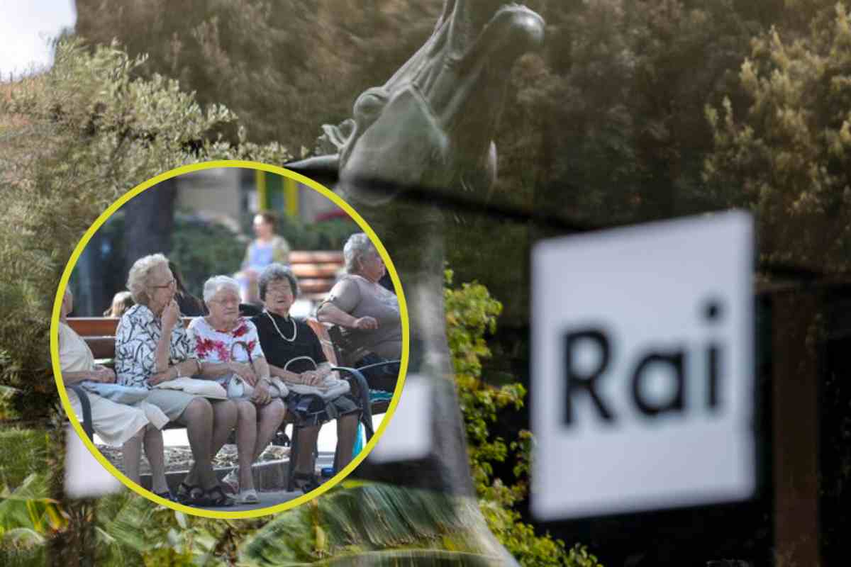 Anziane sedute su una panchina e, sullo sfondo, il cavallo della RAI
