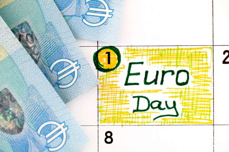 Banconote da 20€ e un calendario con scritto "euro day" nel primo giorno del mese