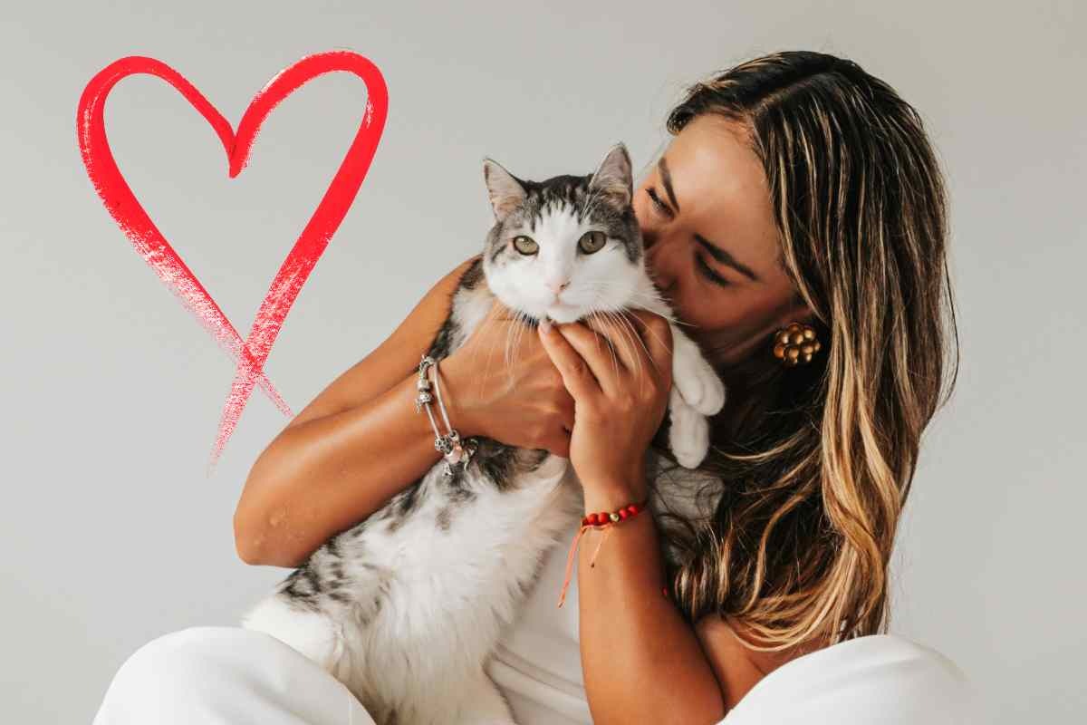 Donna abbraccia il gatto
