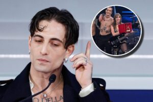 Damiano David in conferenza stampa con l'indice alzato e, in evidenza, i Maneskin sul palco di Sanremo