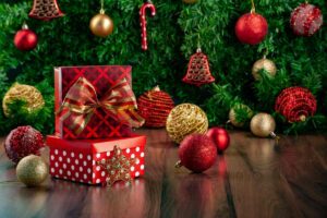 albero di natale con decorazioni e regali