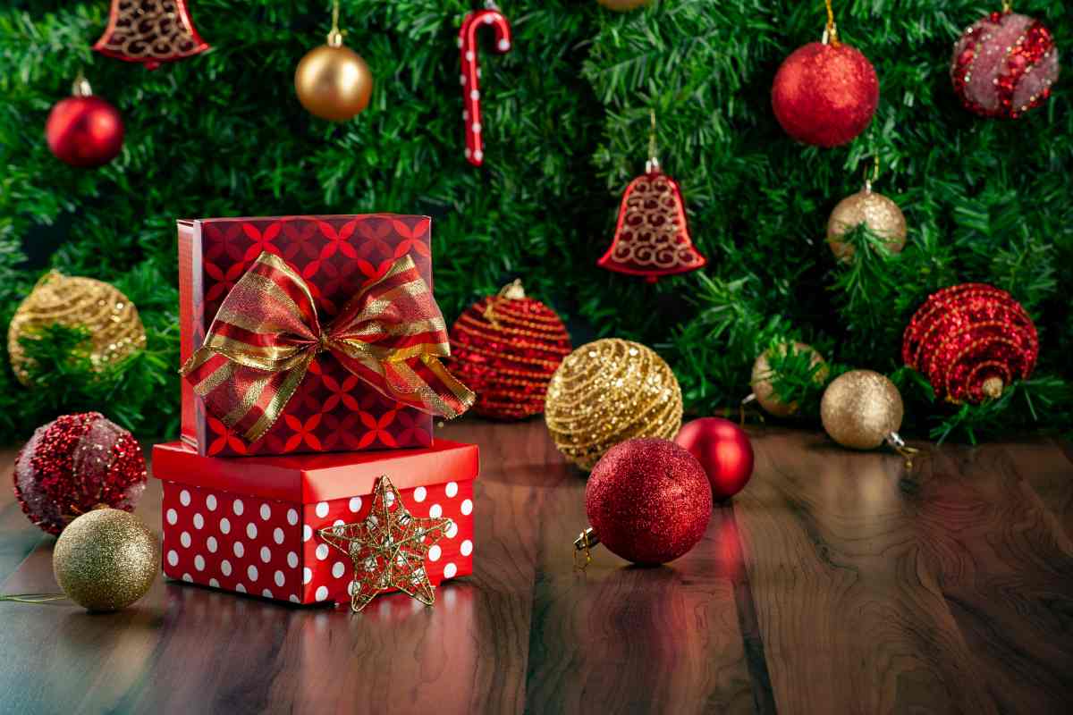 albero di natale con decorazioni e regali