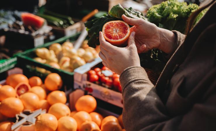 frutta, donna con frutta 