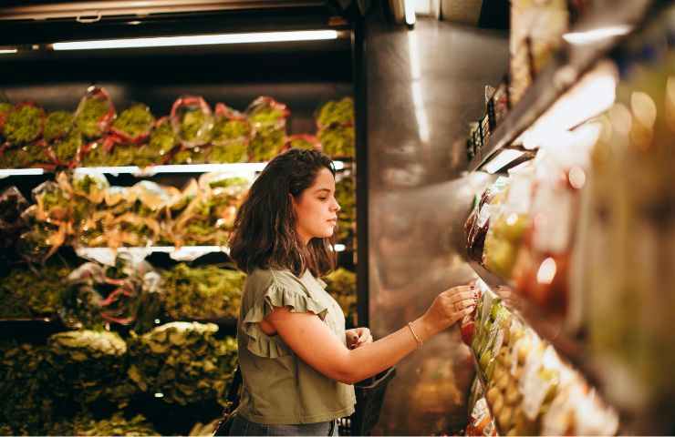 Donna al supermercato