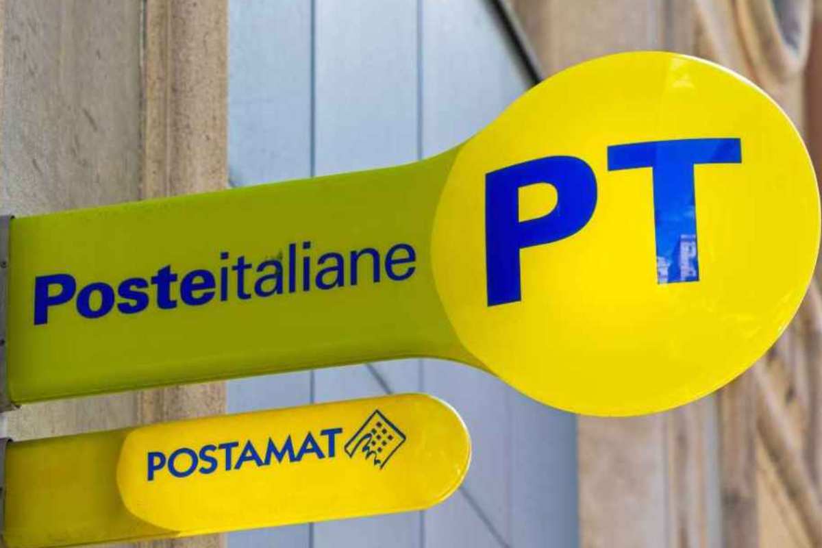 L'insegna di Poste Italiane fuori da un ufficio postale