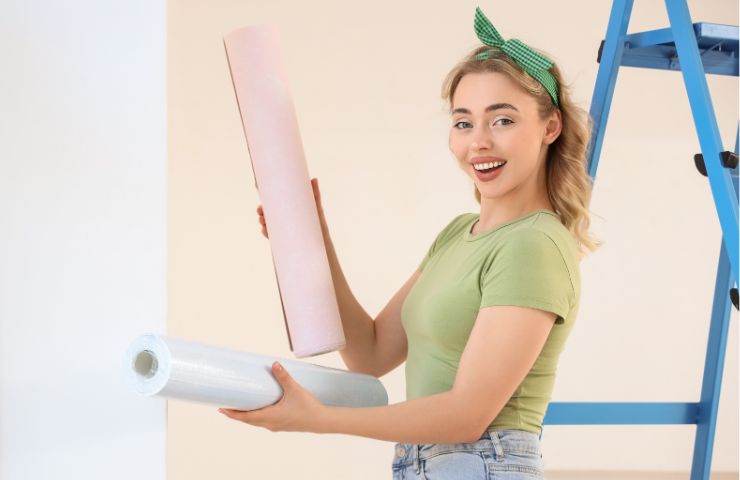 donna che cambia colore alle pareti di casa