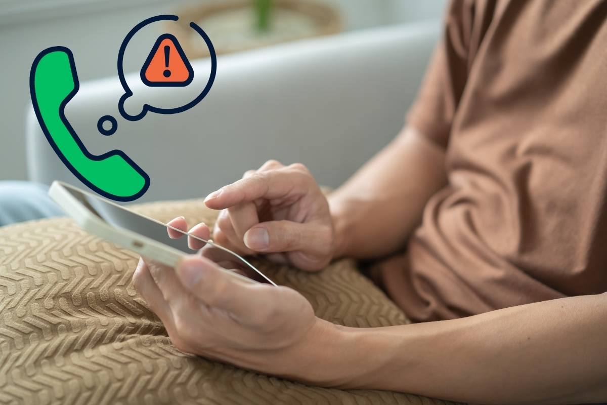 Donna usa cellulare simbolo attenzione chiamata