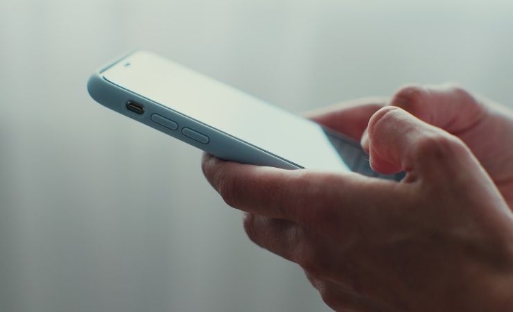 Donna usa smartphone