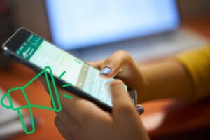 Donna usa WhatsApp smartphone