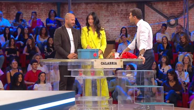 Stefano De Martino e i concorrenti di Affari Tuoi