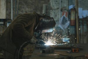 Un operaio al lavoro con una saldatrice
